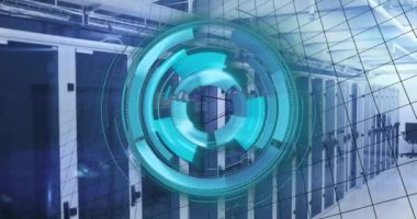 Sunucu odasındaki tarama ve matematiksel denklemlerin animasyonu. Küresel teknoloji, bilgisayar ve dijital arayüz kavramı dijital olarak oluşturulmuş video.