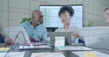 Ofisteki çeşitli iş adamları üzerinde finansal veri işleme animasyonu. Küresel finans, iş, bağlantılar, hesaplama ve veri işleme kavramı dijital olarak oluşturulmuş video.