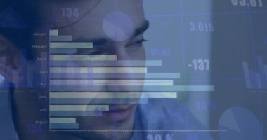 Ofisteki iki ırklı iş adamının finansal veri işleme animasyonu. Küresel iş, finans, bilgisayar ve dijital arayüz kavramı dijital olarak oluşturulmuş video.