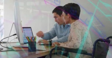 Ofisteki çeşitli iş adamları üzerinde finansal veri işleme animasyonu. Küresel finans, iş, bağlantılar, hesaplama ve veri işleme kavramı dijital olarak oluşturulmuş video.