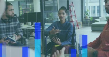 Ofisteki çeşitli iş adamları üzerinde finansal veri işleme animasyonu. Küresel finans, iş, bağlantılar, hesaplama ve veri işleme kavramı dijital olarak oluşturulmuş video.