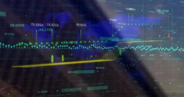 Dünya haritası üzerinde veri işleme, diyagramlar ve borsa animasyonları. Küresel iş, teknoloji ve dijital arayüz kavramı, dijital olarak oluşturulmuş video.
