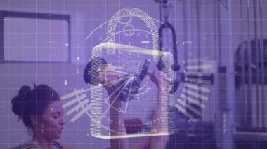 Beyaz kadın eğitmen ve dambıl kaldıran kadın üzerinde veri işleme ve asma kilit animasyonu. Spor, aktif yaşam tarzı, bilim ve dijital arayüz konsepti dijital olarak oluşturulmuş video.