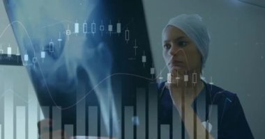 Beyaz kadın doktor üzerinden finansal veri işleme animasyonu. Küresel tıp, bağlantılar, hesaplama ve veri işleme kavramı dijital olarak oluşturulmuş video.