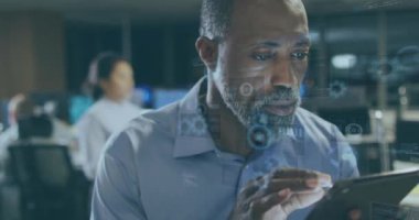 Afrika kökenli Amerikalı iş adamının finansal veri işleme çalışmalarının animasyonu. Küresel finans, iş, bağlantılar, hesaplama ve veri işleme kavramı dijital olarak oluşturulmuş video.