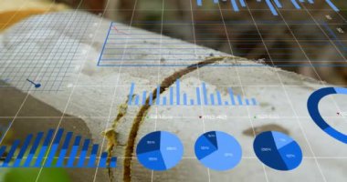 Şebeke üzerinde finansal veri işleme animasyonu. Küresel finans, iş, bağlantılar, hesaplama ve veri işleme kavramı dijital olarak oluşturulmuş video.