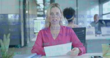 Ofisteki çeşitli iş adamları üzerinde finansal veri işleme animasyonu. Küresel finans, iş, bağlantılar, hesaplama ve veri işleme kavramı dijital olarak oluşturulmuş video.