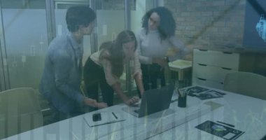 Dizüstü bilgisayarın etrafında tartışan çeşitli iş arkadaşlarıyla ilgili grafik işleme verilerinin animasyonu. Takım çalışması, veri, iş, dijital arayüz ve iletişim, dijital olarak oluşturulmuş video.