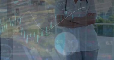 Kafkas kadın doktor üzerinde veri işleme animasyonu. Küresel tıp, bağlantılar, hesaplama ve veri işleme kavramı dijital olarak oluşturulmuş video.