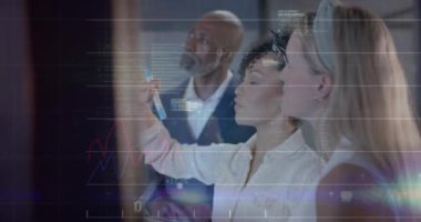 Ofisteki çeşitli iş adamları üzerinde finansal veri işleme animasyonu. Küresel finans, iş, bağlantılar, hesaplama ve veri işleme kavramı dijital olarak oluşturulmuş video.