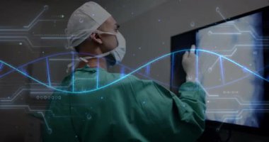 Hastanedeki beyaz erkek cerrah üzerinde DNA ipliği ve veri işleme animasyonu. Küresel tıp, sağlık, bağlantılar, hesaplama ve veri işleme kavramı dijital olarak oluşturulmuş video.