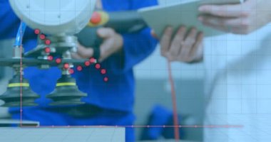 Kafkas erkek işçilerin fabrika atölyesinde tablet kullanırken kırmızı grafik işleme animasyonu. Bağlantı, ağ, veri, iş, ekipman ve imalat, dijital olarak oluşturulmuş video.