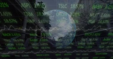 Dünya ve şehir haritasında finansal veri işleme animasyonu. Küresel iş, bağlantılar, hesaplama ve veri işleme kavramı dijital olarak oluşturulmuş video.