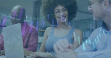 Ofisteki çeşitli iş adamları üzerinde finansal veri işleme animasyonu. Küresel finans, iş, bağlantılar, hesaplama ve veri işleme kavramı dijital olarak oluşturulmuş video.