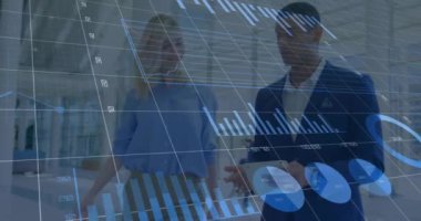 Ofisteki çeşitli iş adamları üzerinde finansal veri işleme animasyonu. Küresel finans, iş, bağlantılar, hesaplama ve veri işleme kavramı dijital olarak oluşturulmuş video.