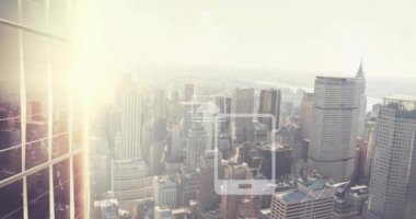 Binalar üzerinde finansal veri işleme animasyonu. Küresel finans, iş, bağlantılar, hesaplama ve veri işleme kavramı dijital olarak oluşturulmuş video.