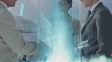 Çeşitli iş adamlarının el sıkışması üzerine veri işleme ve diyagramların animasyonu. Küresel iş, teknoloji ve dijital arayüz kavramı, dijital olarak oluşturulmuş video.