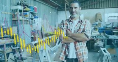 Atölyedeki mutlu beyaz erkek marangozun portresinin üzerinde turuncu grafik işleme animasyonu. Bağlantı, ağ, veri, küçük işletme, zanaat ve marangozluk, dijital olarak oluşturulmuş video.