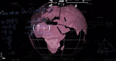 Matematiksel veri işleme animasyonunun siyah arka planda dünya üzerinde gerçekleşmesi. Küresel bilim, işletme, finans, bağlantılar, hesaplama ve veri işleme kavramı dijital olarak oluşturulmuş video.