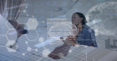 Afrika kökenli Amerikalı kadın doktor ve hasta üzerinde insan beyni ve veri animasyonu. Küresel tıp, sağlık, bağlantılar, hesaplama ve veri işleme kavramı dijital olarak oluşturulmuş video.