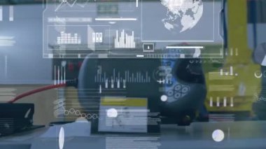 Fabrikadaki bilgisayar ve makineler üzerinde grafik ve grafikler üzerinde veri işleme animasyonu. Üretim, işletme, veri, dijital arayüz ve iletişim, dijital olarak oluşturulmuş video.