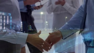 Beyaz iş adamlarının el sıkışması üzerine şehir manzarası animasyonu. Küresel iş ve dijital arayüz kavramı, dijital olarak oluşturulmuş video.