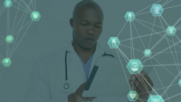 用平板电脑在非洲裔美国男性身上制作医学图标网络动画 医疗服务 医疗保健 数字接口 网络和通信 数字视频 — 图库视频影像