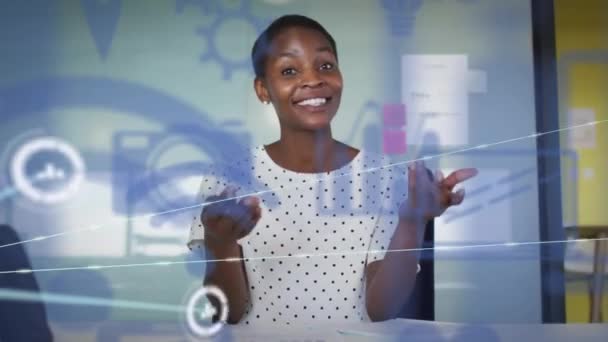 Afro Amerikan Kadınının Ofisteki Bağlantılarının Animasyonu Küresel Finans Bağlantılar Hesaplama — Stok video