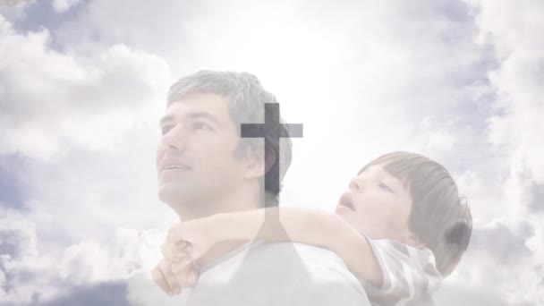十字架の十字架のクロスモニュメントと 息子を運ぶ白人の父の上の曇った空のアニメーション キリスト教 子供時代 ライフスタイル デジタル生成されたビデオ — ストック動画