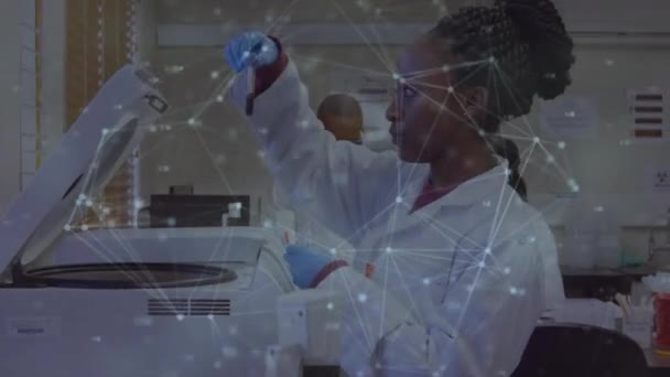 Animacja Sieci Połączeń Nad Afrykańską Amerykańską Naukowcem Pobierającą Próbki Laboratorium — Wideo stockowe