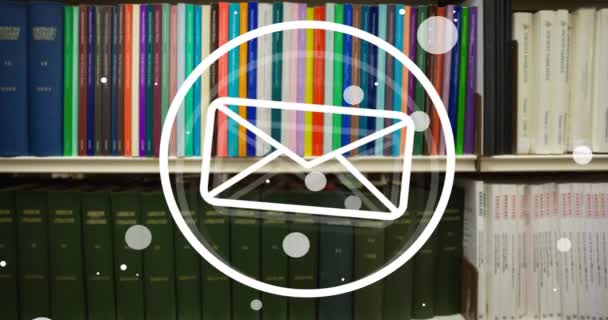 Анимация Пятен Иконки Конверта Над Книгами Полках Библиотеке Концепция Глобального — стоковое видео