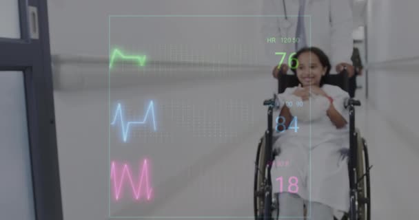 病院で笑顔の車椅子の患者に対する心拍数モニターのアニメーション 研究科学技術コンセプト — ストック動画