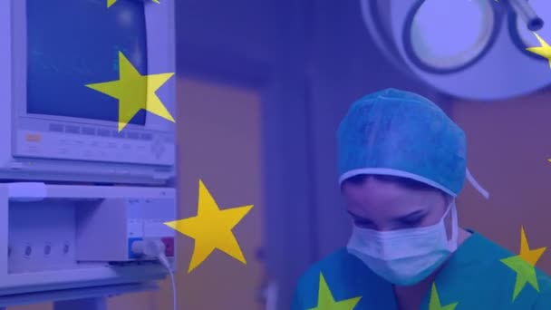 Avrupa Birliği Bayrağının Hastanede Beyaz Kadın Cerrah Tarafından Canlandırılması Küresel — Stok video