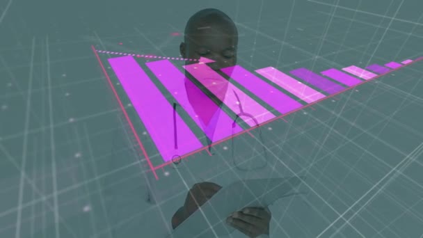 Animacja Przetwarzania Danych Wykresem Nad Afrykańskim Amerykańskim Lekarzem Robiącym Notatki — Wideo stockowe