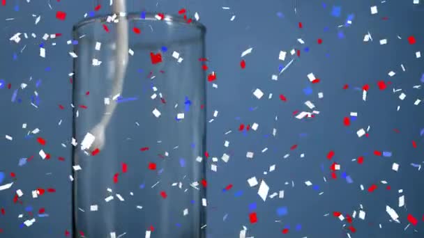 シャンパンガラスの上に落ちるセッティのアニメーション 大晦日パーティー お祭り お祝い 伝統的なコンセプトデジタル生成ビデオ — ストック動画