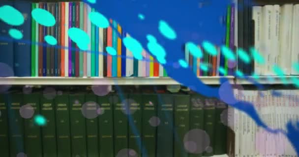 Animacja Spotów Przetwarzanie Danych Mapą Świata Nad Książkami Półkach Bibliotece — Wideo stockowe