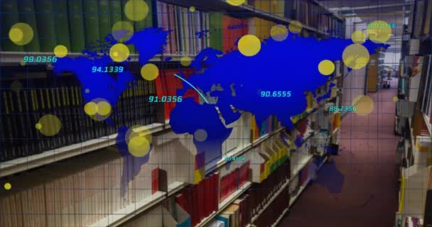 Animacja Spotów Przetwarzanie Danych Mapą Świata Nad Książkami Półkach Bibliotece — Wideo stockowe