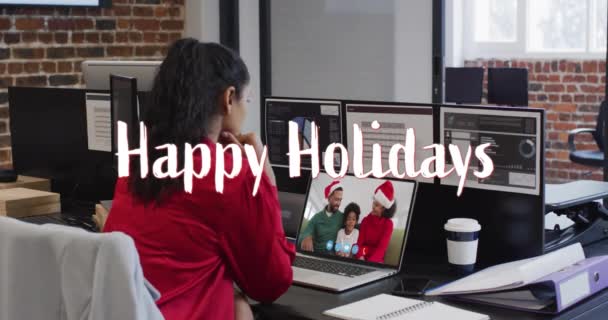 クリスマスにラップトップ画面でアフリカ系アメリカ人家族の幸せな休日のテキストのアニメーション クリスマス お祭り お祝い 伝統的なコンセプトデジタル生成ビデオ — ストック動画