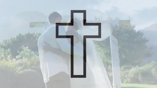 ブラックアウトラインの十字架のアニメーションは 結婚式で踊るカップルに渡ります キリスト教 お祝い 伝統とライフスタイル デジタル生成されたビデオ — ストック動画