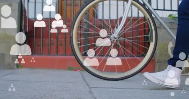 Анимация Икон Групп Людей Над Низкой Секцией Человека Колесном Велосипеде — стоковое видео