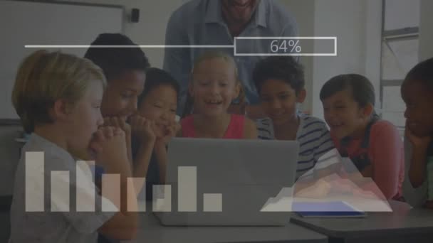 教室の多様な学校の子供たちを超える統計とデータ処理のアニメーション グローバル教育 ビジネス コネクション コンピューティング データ処理コンセプトデジタル生成ビデオ — ストック動画