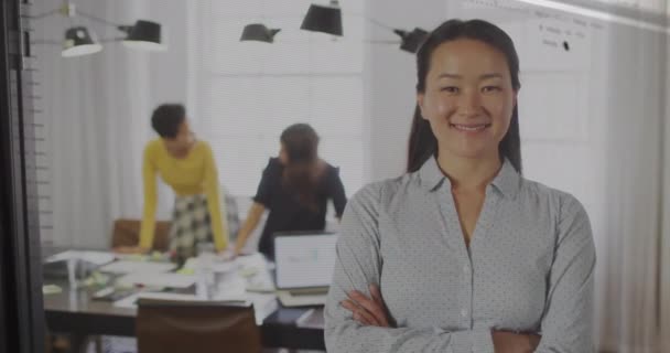 Ofiste Çalışan Asyalı Kadınının Veri Işleme Animasyonu Iletişim Teknoloji Bilgisayar — Stok video