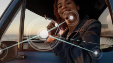 Denizdeki farklı çiftlerin ikonlarıyla olan bağlantıların animasyonu. Küresel seyahat, tatil, bağlantılar, hesaplama ve veri işleme kavramı dijital olarak oluşturulmuş video.