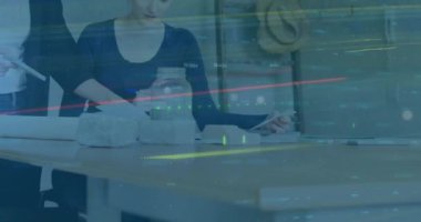 Ofisteki çeşitli iş adamları üzerinde finansal veri işleme animasyonu. Küresel finans, iş, bağlantılar, hesaplama ve veri işleme kavramı dijital olarak oluşturulmuş video.