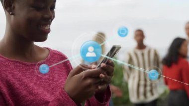 Akıllı telefon kullanan Afro-Amerikan kadın üzerindeki simgelerle bağlantı ağının animasyonu. Dijital olarak oluşturulmuş küresel bağlantılar, hesaplama ve veri işleme kavramı.
