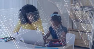 Ödev yapan Afrikalı Amerikalı anne ve kızının veri işleme animasyonu. Yaşam tarzı, ev hayatı, annelik, bilgisayar ve dijital arayüz konsepti dijital olarak oluşturulmuş video.