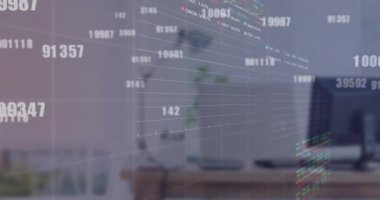 Ofis üzerinde finansal veri işleme animasyonu. Küresel finans, iş, bağlantılar, hesaplama ve veri işleme kavramı dijital olarak oluşturulmuş video.