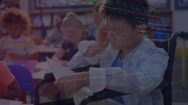 Sınıftaki çeşitli okul çocukları üzerinde istatistik ve veri işleme animasyonu. Küresel eğitim, işletme, bağlantılar, hesaplama ve veri işleme kavramı dijital olarak oluşturulmuş video.