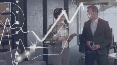 Beyaz iş adamlarının konuşmaları üzerine veri işleme ve diyagramların animasyonu. Küresel iş ve dijital arayüz kavramı, dijital olarak oluşturulmuş video.