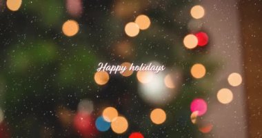 Noel süslemeleriyle birlikte yağan karla ilgili mutlu bayram mesajlarının animasyonu. Noel, şenlik, kutlama ve gelenek konsepti dijital olarak oluşturuldu.